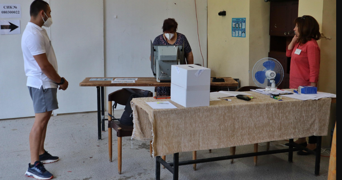 снимка Булфото Има такъв народ ИТН води с 25 99  пред ГЕРБ СДС с