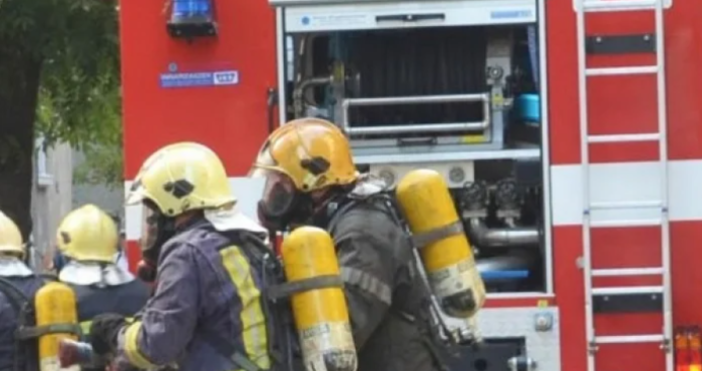 Снимка БулфотоОгнеборци правят всичко възможно да потушат пламъци в наш