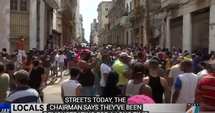 Кадър  News4JAXИдва ли краят на комунистическия режим в Куба  Хиляди хора излязоха