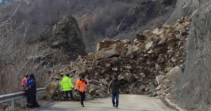снимка БулфотоСкали затрупаха пътя  Русе – Свиленград край Велико Търново.Инцидентът