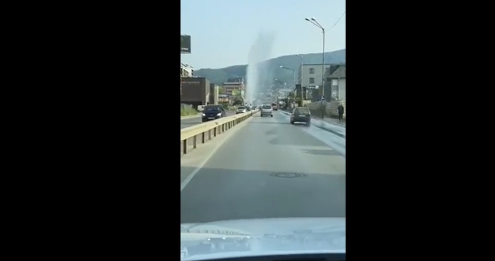 Кадър БНТОгромен фонтан се образува в София след авария на