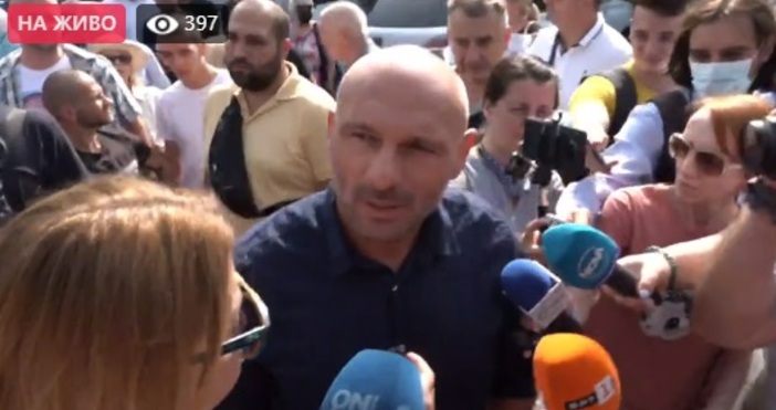 Кадър ПикСтанислав Недков Стъки води протеста пред полицията където