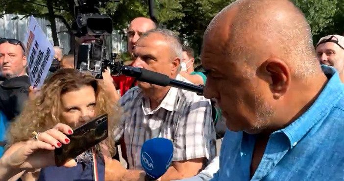 Кадър Б БорисовНапрежение между протестиращи и журналистите пред полицията където в