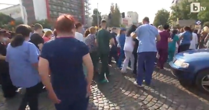 Кадър БТВНедоволство пред Пирогов Персоналът на болница Пирогов излезе на протест