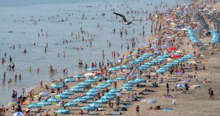 сниимка БулфотоТоплинният удар е най голямата опасност на плажа през юли Туристите