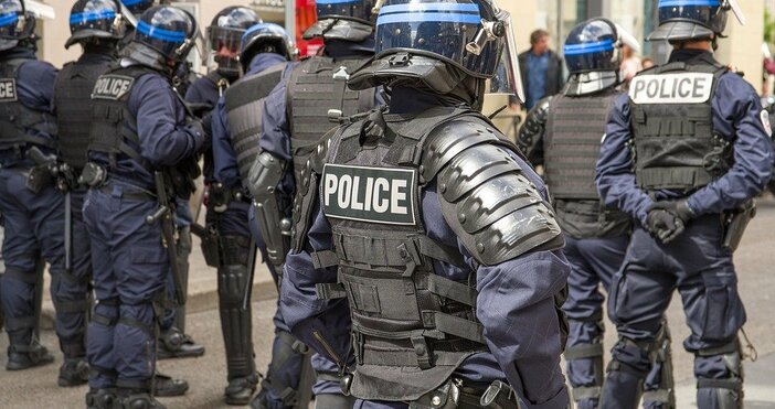 Снимка ПиксабейВандалски акт срещу посолство в столицата на Париж  Външният министър на