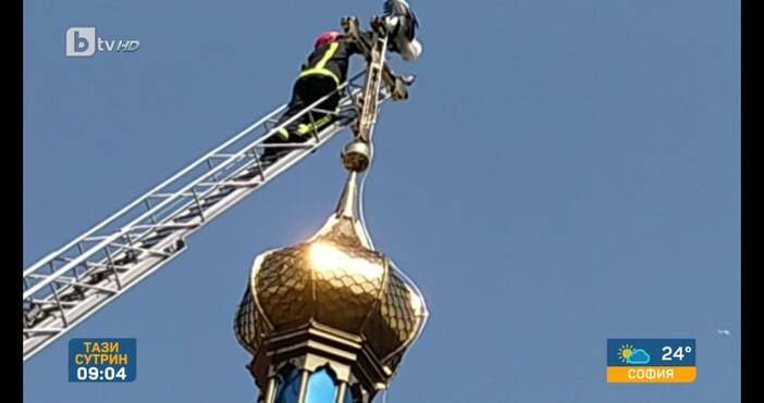 Редактор Виолета Николаеваe mail Щъркел се заклещи в кръст на църква в Украйна