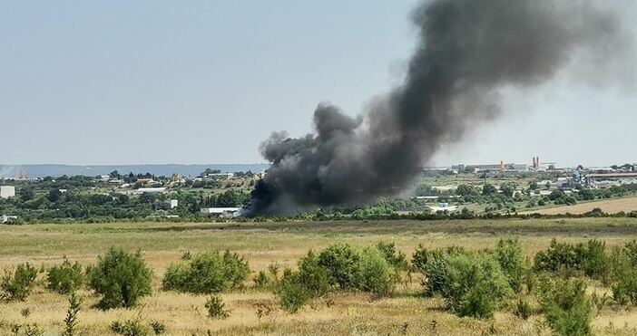 снимки Румен Бонев Гъст черен дим се издига в района на