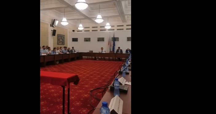 Кадър Фейсбук Мая МаноловаЖурналистът Димитър Стоянов се изкслушва в момента