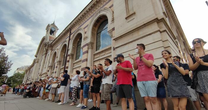 Снимка БулфотоТази вечер се състоя протест пред софийските Хали Събралите