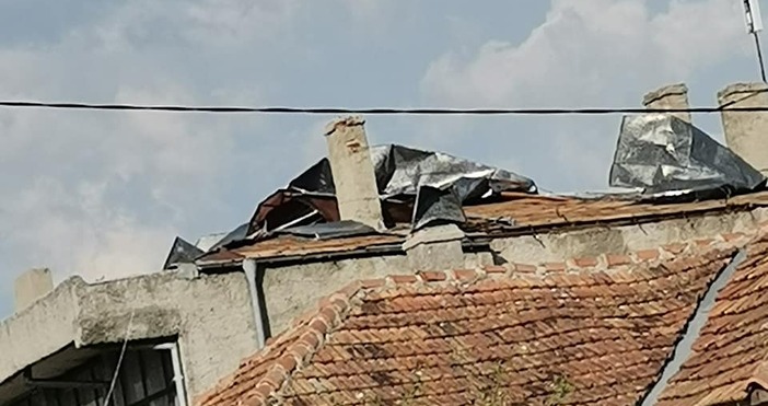 Снимки Община Тервел ФейсбукСилна буря връхлетя Тервел отнесе покриви