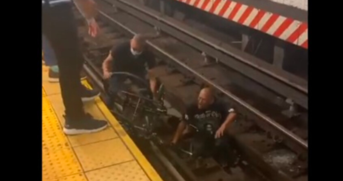 снимка Туитър, SubwayCreaturesГероична постъпка на мъж в САЩ обиколи Туитър. Той