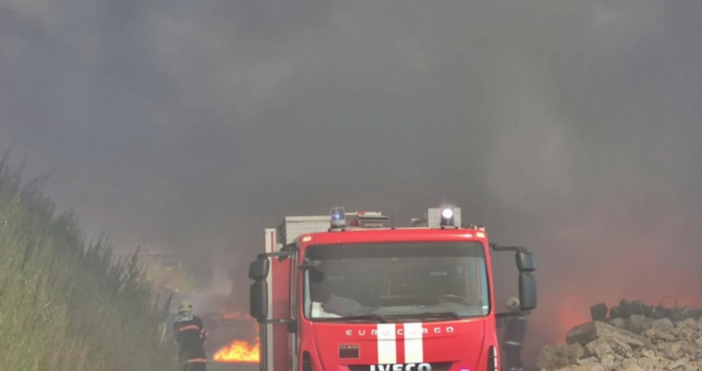 Снимка Булфото архивПожар бушува край столицата  Запалено нерегламентирано сметище до столичния