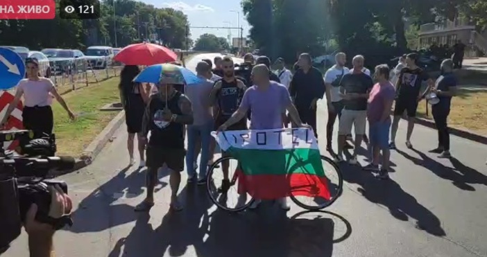 Кадър Нова ВарнаПротест на ресторантьори от Варна и служителите блокира