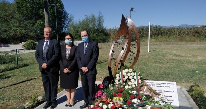 снимка Външно министерство архивОтново е бил осквернен паметника на 15 те  български