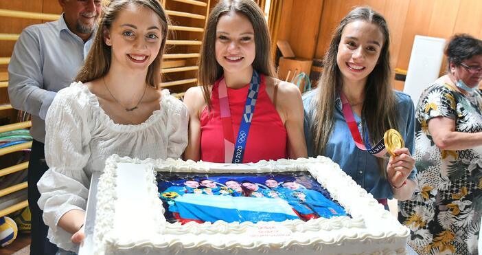 Снимки БулфотоОгромна торта бе подготвена за за златните ни момичета