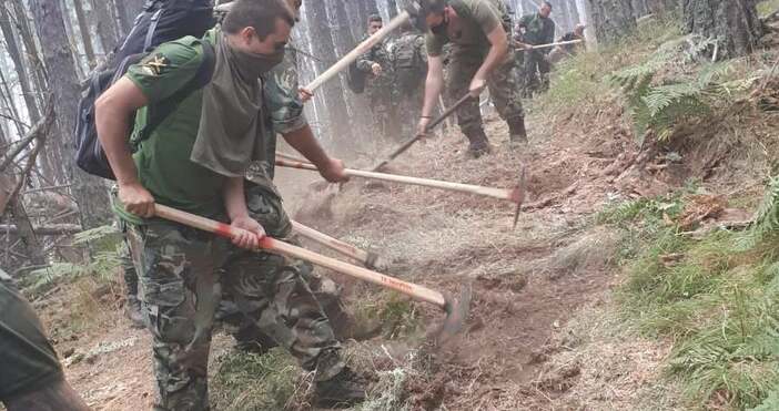 Гасенето на пожарите в Западните Родопи продължава Асеновградските артилеристи продължават