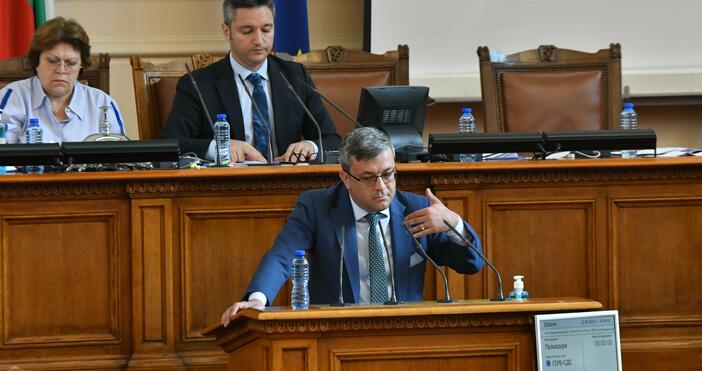 Снимка БулфотоДепутатът от ГЕРБ Тома Биков изчете декларация в парламента
