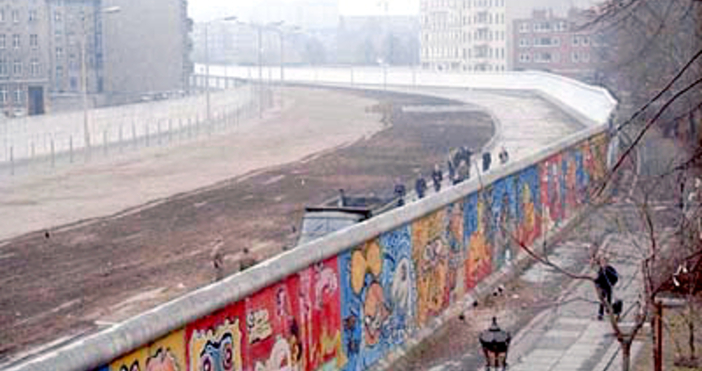 фото   УикипедияНа днешния ден преди 60 години започва издигането на Берлинската