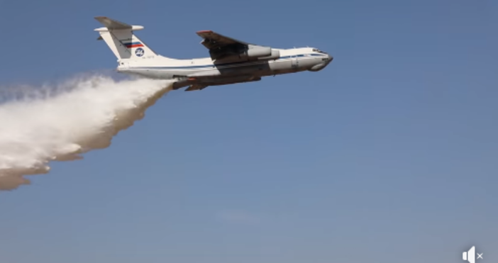 Кадър Министерство на Отбраната на Русия Самолет за гасене на