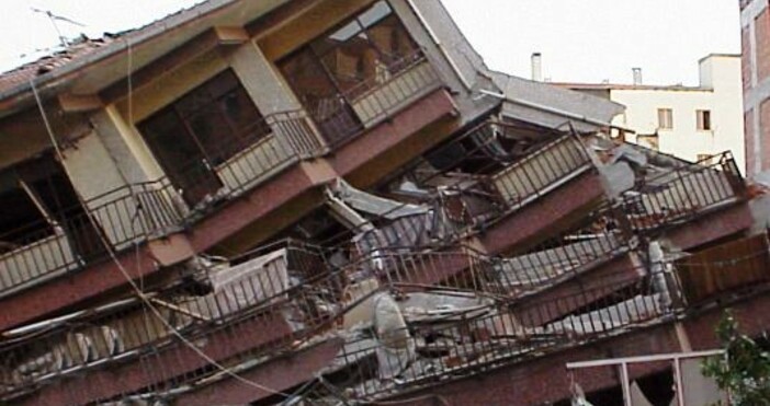 снимка  Steelman УикипедияИзмитското земетресение засяга Северозападна Турция на 17 август 1999