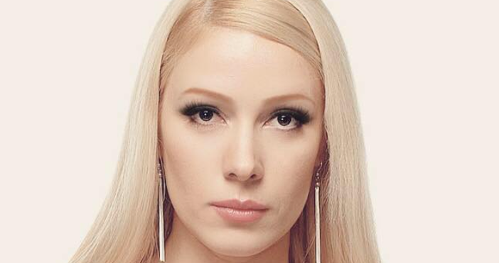 Снимка Фейсбук Десислава БакърджиеваИзвестна наша артистка има големи неприятности Тази година определено