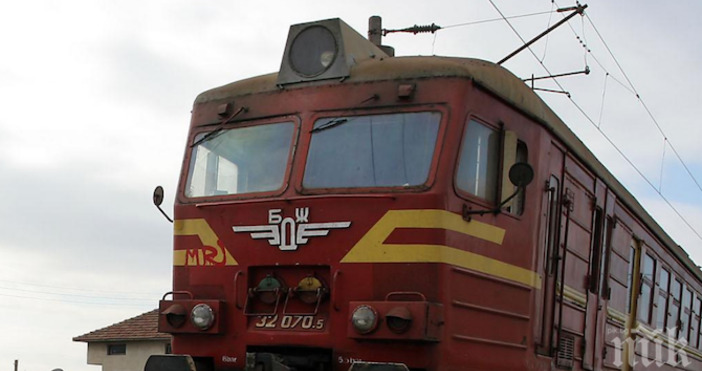 Снимка Булфото архивИнцидент на жп релсите в България Локомотивът на влака от