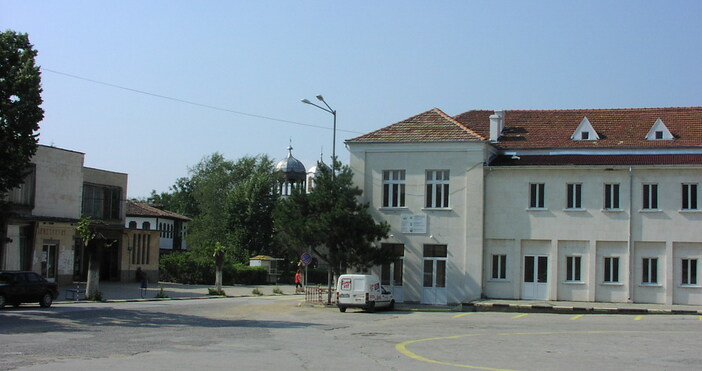 снимка: Ikonact, Уикипедия (Площадът на Златарица, вдясно от който е