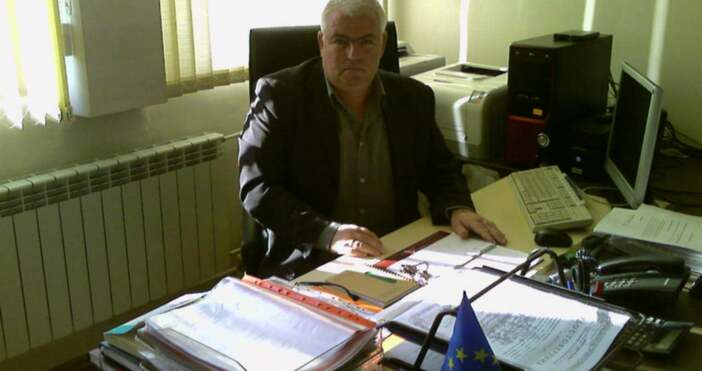 Кадър ППМГ Академик Никола ОбрешковПочинал е директорът на математическата гимназия