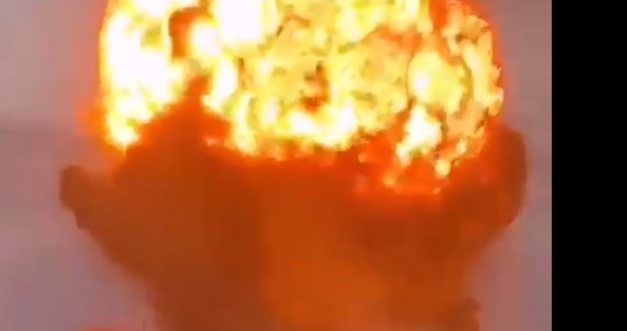 Кадър РТОгромна експлозия с вид като ядрена гъба на границата