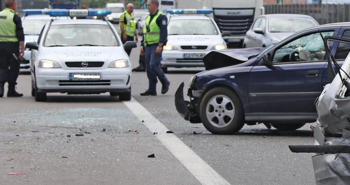 Снимка Булфото архивНов иницидент на пътя в България Тежка катастрофа между