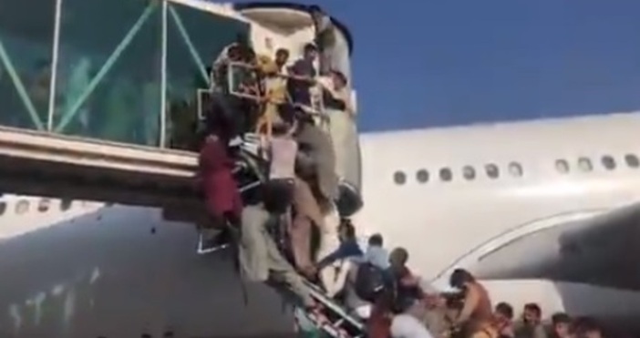 Кадър РТАмериканският посланик в Афганистан е евакуиран с последния полет