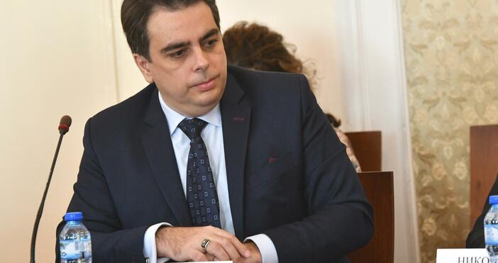 Снимка БулфотоФинансовият министър Асен Василев обеща държавата да се разплати