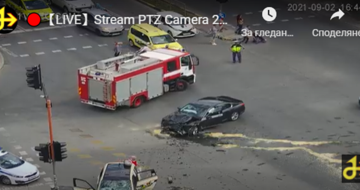 кадър GLOBAL LIVE STREAM, youtubeПожарна и линейка са извикани на кръстовището