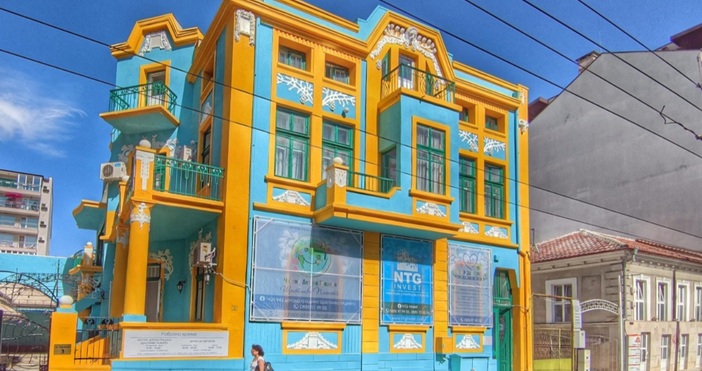 БулфотоКрасиво е боядисана стара сграда на ул Цар Асен 3