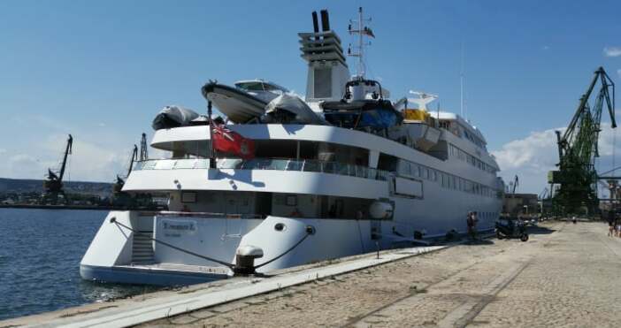 Снимки Петел Яхта от френската Ривиера за 75 милиона долара акостира
