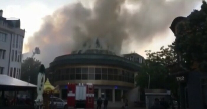 кадър  БТВНяма пострадали хората са били евакуирани Близо 4 часа огнеборците гасят