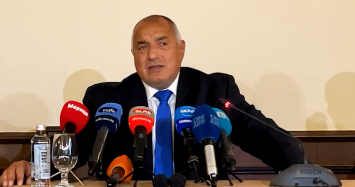 Снимка и видео Фейсбук Бойко БорисовБившият премиер на България продължи