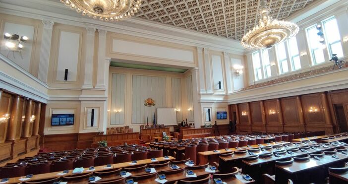 снимка: БулфотоИскането вече е внесено в деловодството на парламента.Демократична България, Изправи