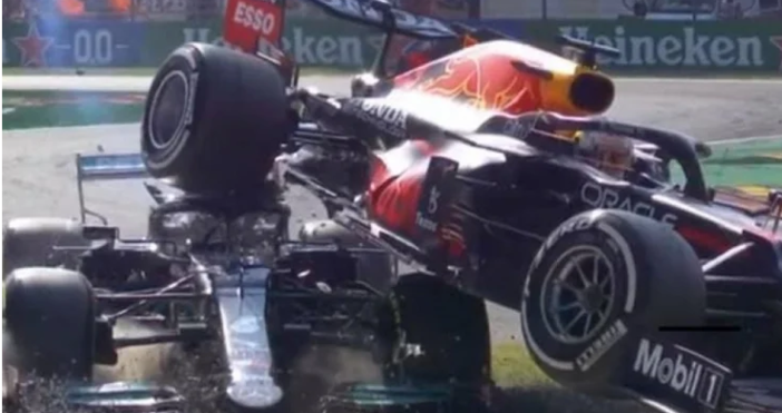 Кадър HendrickChase9Ужасна катастрофа във Формула 1 на Монца Уилямс записа двойна победа