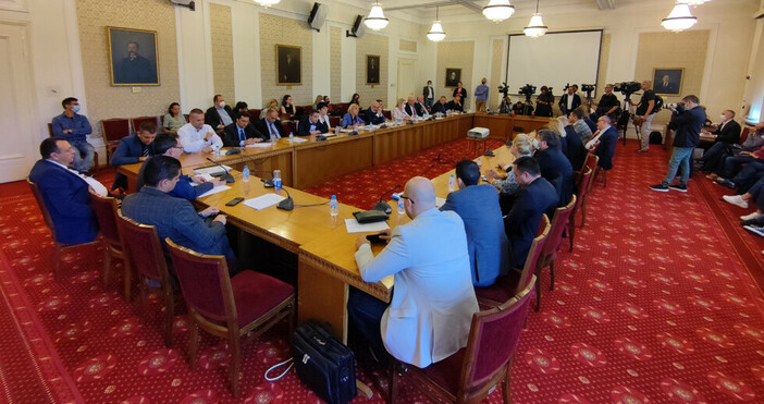 снимка БулфотоДепутатите от правната комисия в парламента на първо четене