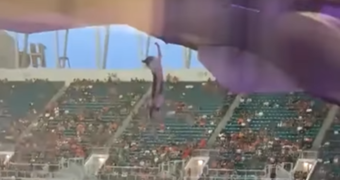 Кадър РиаКотка бе спасена по време на мач на стадион