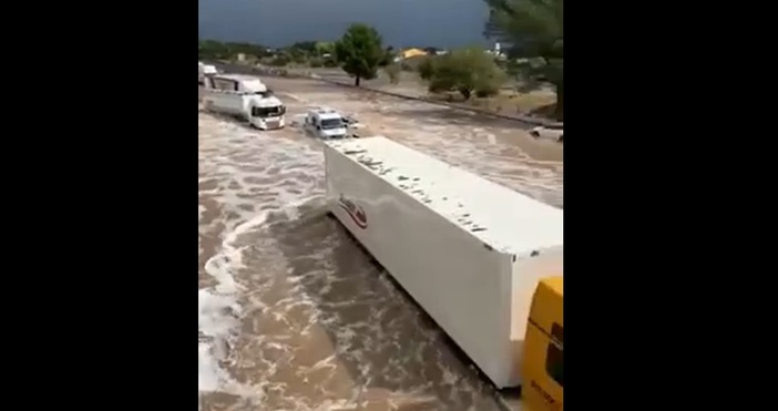 Кадри Евакуират хора във Франция заради наводнение. Сериозно наводнение е блокирало