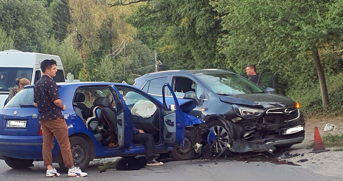 Снимки БулфотоКатстрофа е станала преди малко в София Две коли