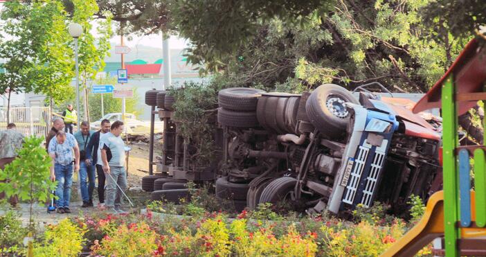 Снимка: БулфотоПротест в Айтос заради тежката катастрофа с трима загинали.