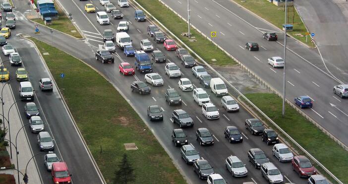 Снимка: БулфотоВ петъчната вечер трафикът от София към провинцията е
