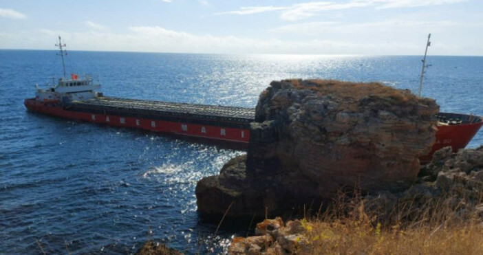 снимка: АП-ВарнаЗа изтеглянетго на заседналия кораб край Камен бряг няма да