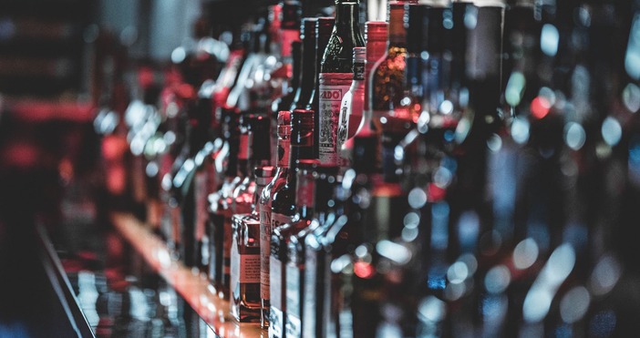 Снимка PexelsТютюневите изделия и бутилираните алкохолни напитки ще се продават