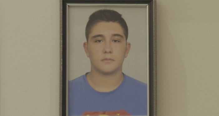 Кадър: БТВРодителите на починалия 18-годишен Йордан Давчев в Пловдив обвиниха