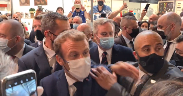 Снимка и видео Туитър  Неприятен момент за държавния глава на Франция